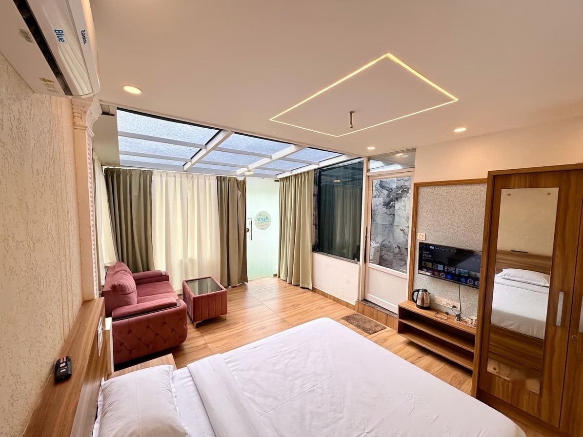The same River Breeze room from the other side, showing the television, the electric kettle on the console and the full-length mirror on the wardrobe.